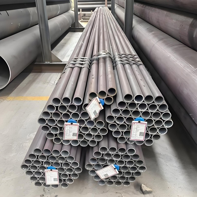 Tubo per caldaia senza saldatura ad alta pressione con specifiche complete Tubo in acciaio resistente al calore multigrado per progetti di ingegneria di caldaie e vendita all'ingrosso